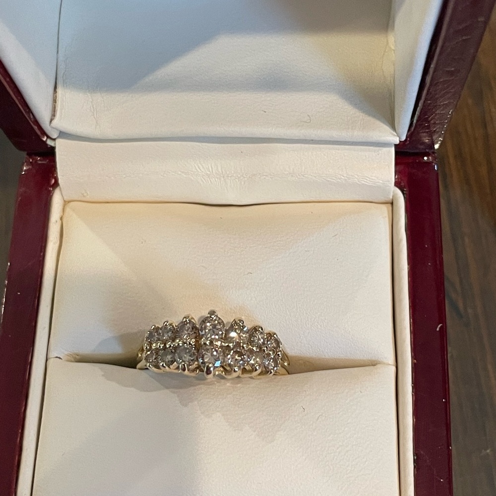 1 caret diamond anniversary 14 kt gold ring, size 9.